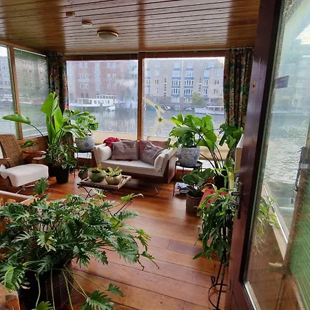 Cornelia Below Deck Couette-café Amsterdam