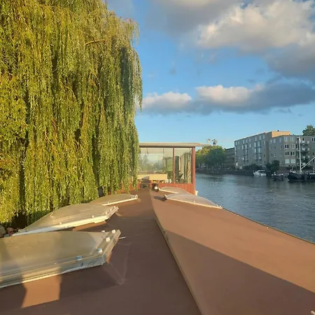 Cornelia Below Deck Bed & Breakfast 3*