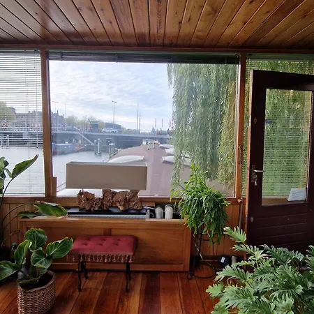 Cornelia Below Deck Bed & Breakfast 3*