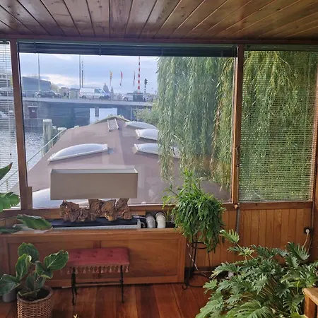 Cornelia Below Deck Bed & Breakfast Amsterdam
