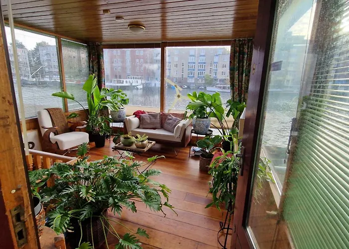 Cornelia Below Deck Bed & Breakfast Amsterdam