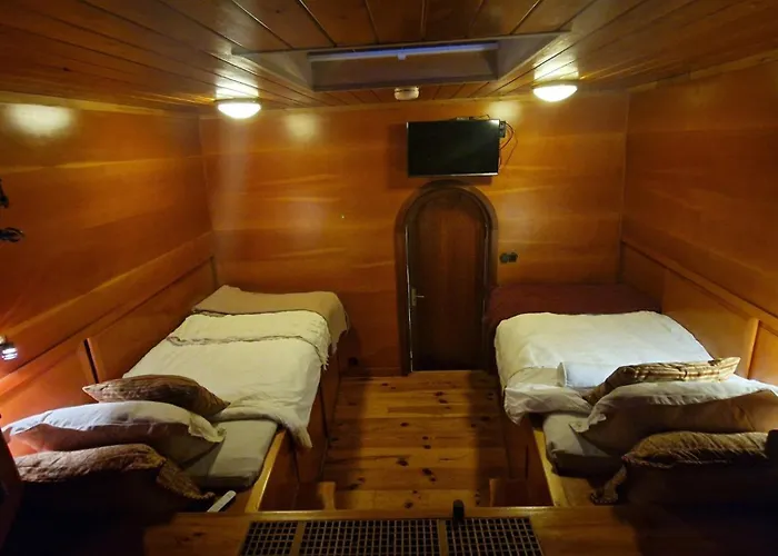 Cornelia Below Deck Couette-café 3*