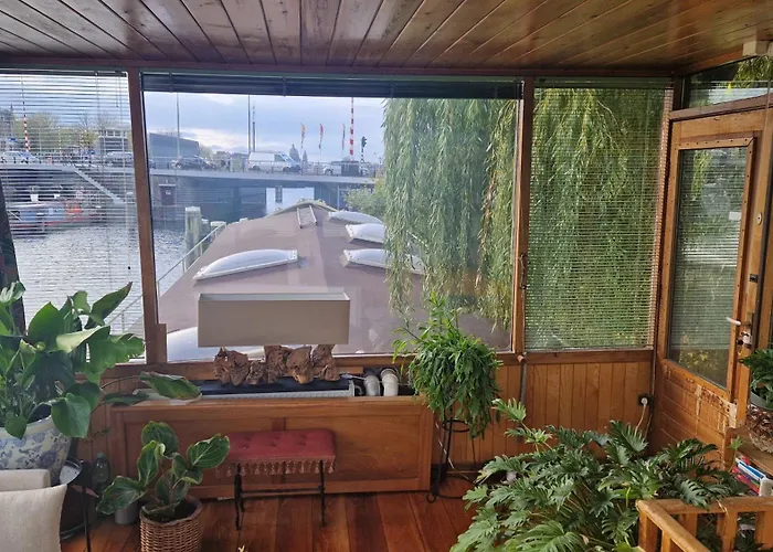 Cornelia Below Deck Bed & Breakfast Amsterdam