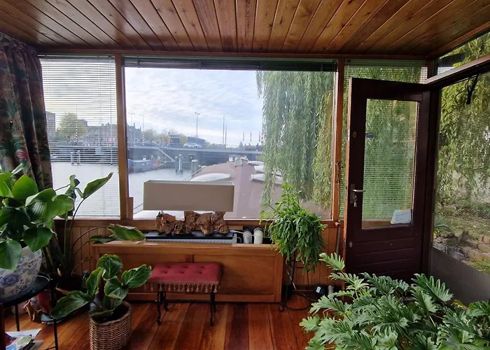 Cornelia Below Deck Bed and breakfast 3*